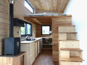 Vastes volumes dans cette tiny house construite en bois écologique