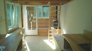 mini maison en bois sur roues