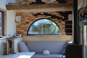 petite maison sur roues : lit double en rez-de-chaussée