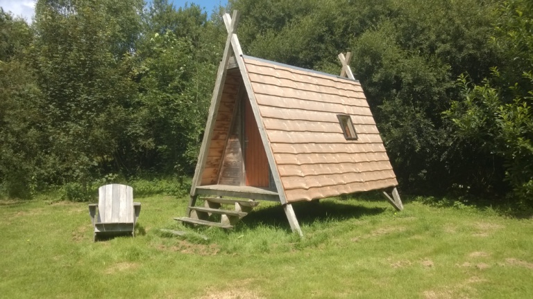 mini-maison en bois dans le jardin
