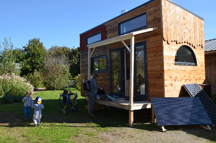 Vacances en famille dans une maisonnette en bois : la tiny house