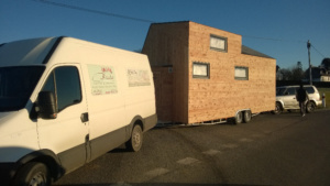 Le transport d'une mini maison en bois mobile