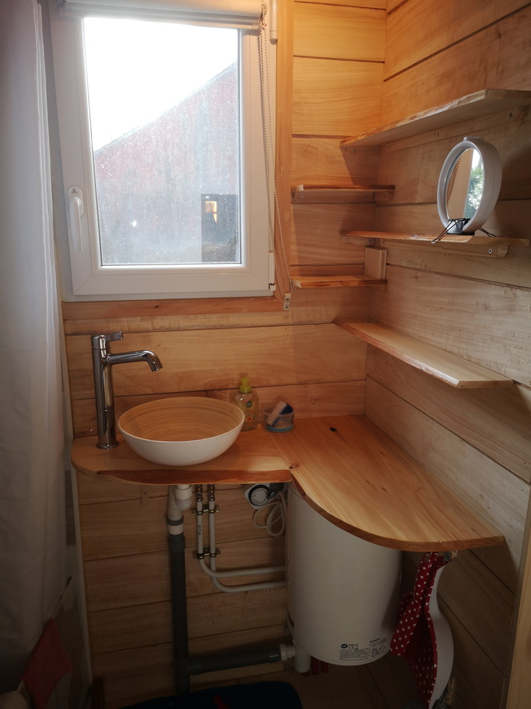 Tiny house France habitation permanente, grande salle d'eau avec lavabo, douche, dressing, toilettes sèches